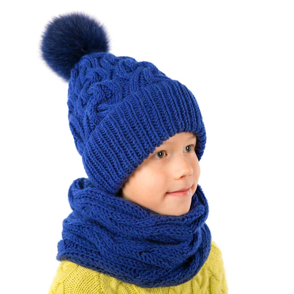 Anak kecil yang cantik dengan topi biru musim dingin dan syal yang diisolasi dengan warna putih. Anak-anak pakaian musim dingin — Stok Foto
