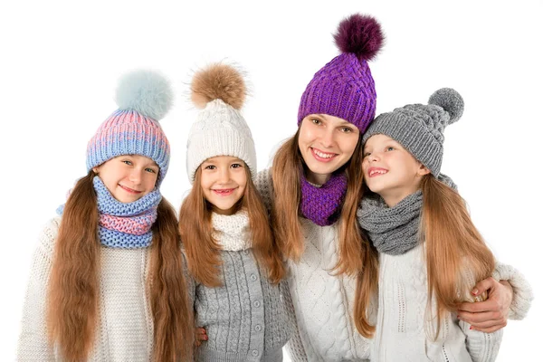Anne ve sıcak kış şapka ve bere beyaz izole şirin çocuklar. Çocuk kış giysileri — Stok fotoğraf
