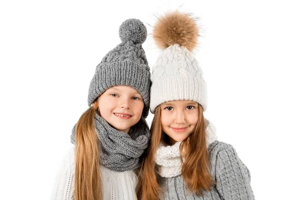 Groep van schattige kinderen in de winter warme hoeden en sjaals geïsoleerd op wit. Kinderkleding-winter — Stockfoto