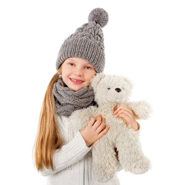 Mooi blond meisje in de winter warme grijze muts en sjaal op wit wordt geïsoleerd. Kinderkleding-winter — Stockfoto