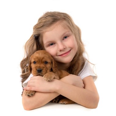 Beyaz arka plan üzerinde izole kırmızı köpek yavrusu olan küçük kız. Çocuk evde beslenen hayvan dostluk