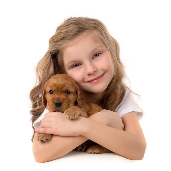 Bambina con cucciolo rosso isolato su sfondo bianco. Kid Amicizia animale domestico — Foto Stock