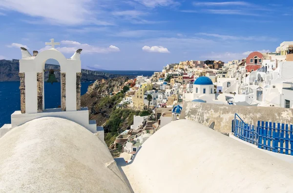 Resimli Yunan kasabası Santorini adasının manzarası.