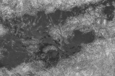 Saf su ve soğuk bir buz yüzeyinin siyah ve beyaz dokusu. 