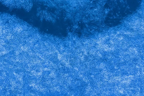 Textura azul de uma superfície de gelo com a água azul pura, neve fria — Fotografia de Stock