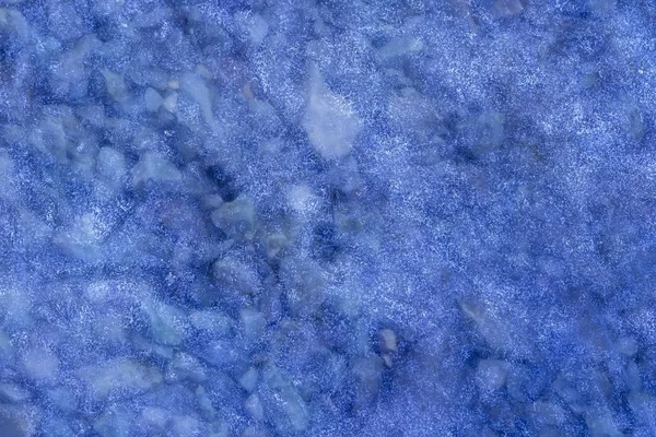 Textura azul de uma superfície de gelo fina com água pura transparente — Fotografia de Stock