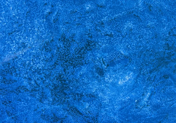 Textura azul de uma superfície de gelo com a água azul pura, claro frio — Fotografia de Stock