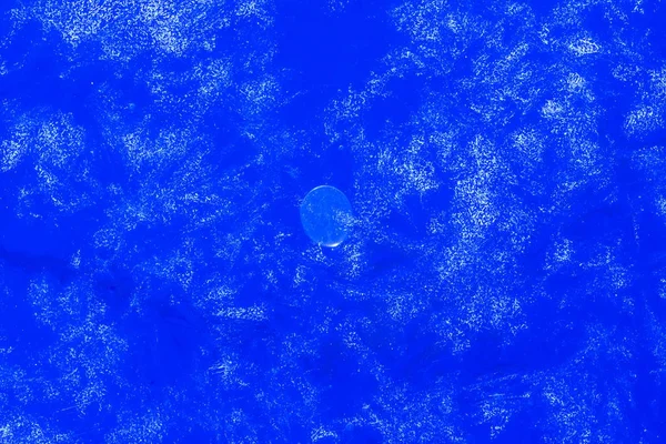 Niebieska tekstura powierzchni lodu z czystą lazurową wodą, zimny śnieg — Zdjęcie stockowe