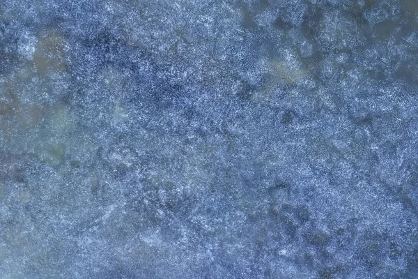 Textura azul de uma superfície de gelo com a água azul pura, neve fria — Fotografia de Stock