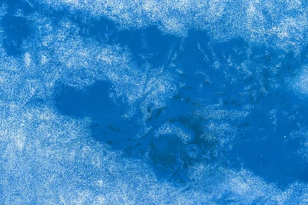 Textura azul de uma superfície de gelo com a água azul pura, claro frio — Fotografia de Stock