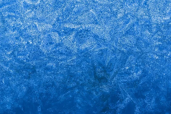 Textura azul de uma superfície de gelo com a água azul pura, neve fria — Fotografia de Stock