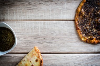 Zwei Manakish auf einem holz Hintergrund