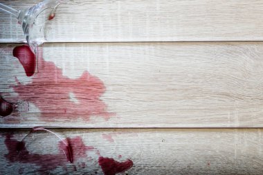 Sıfır broşür Weinglas auf holz untergrund