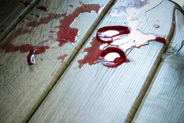 Zerbrochenes Weinglas auf holz untergrund — Stockfoto