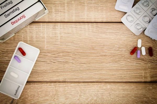 Tablettenspender auf einem Holz Hintergrund — Foto Stock