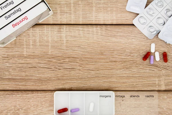 타블렛 텐스 페더 (Tablettenspender) auf einem Holz Hintergrund — 스톡 사진