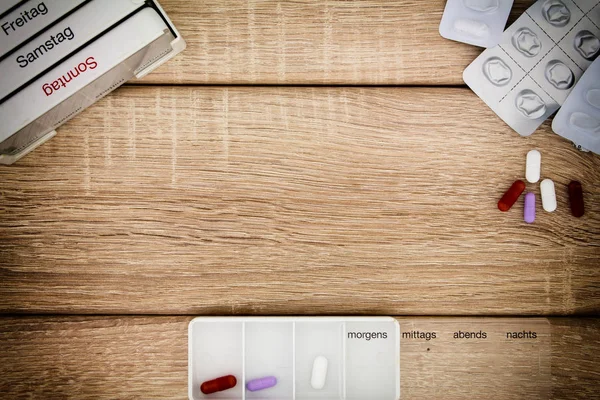 Tablettenspender auf einem Holz Hintergrund — Stockfoto