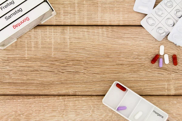 Tablettenspender auf einem Holz Hintergrund — Foto Stock