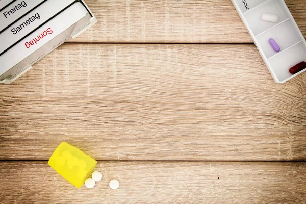 Tablettenspender auf einem Holz Hintergrund — Foto Stock