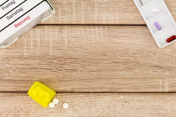 Tablettenspender auf einem Holz Hintergrund — Stockfoto