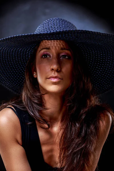 Elegant young woman's portrait with hat on — Stock Photo, Image