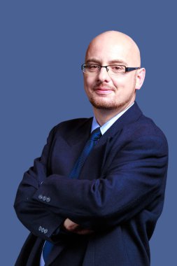 Kalın başlı gözlüklü jac giyen kameraya bakıyor