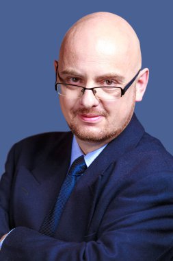 Kalın başlı gözlüklü jac giyen kameraya bakıyor