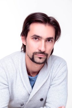 Genç çekici adam suggestively kameraya bakıyor