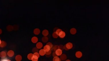 gece gökyüzünde patlayan renkli havai fişek