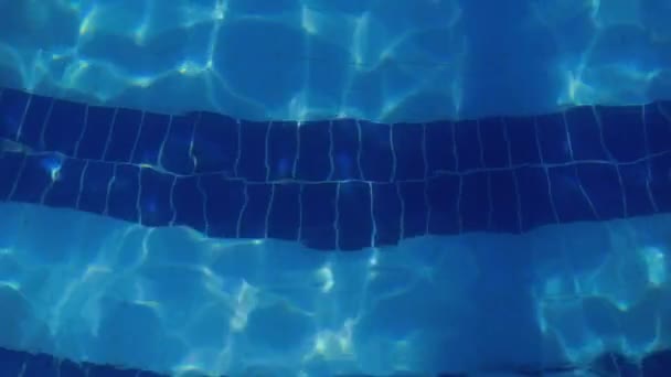 Движущаяся вода в бассейне сияет — стоковое видео