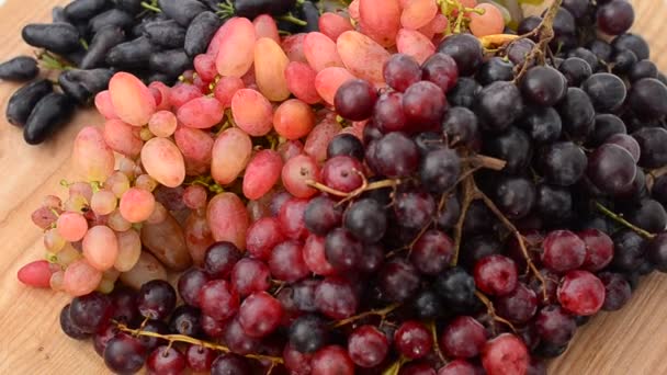 Un racimo de uvas — Vídeos de Stock