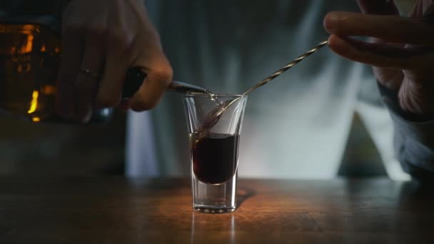 Barman nalewa przezroczysty alkohol — Wideo stockowe