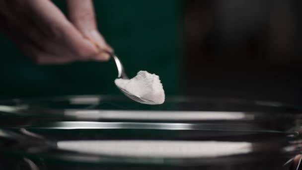 Chef fügt Soda zum gekochten Essen in Löffel hinzu — Stockvideo