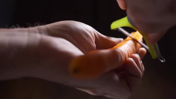 Chef reinigt de wortel in de keuken koken — Stockvideo