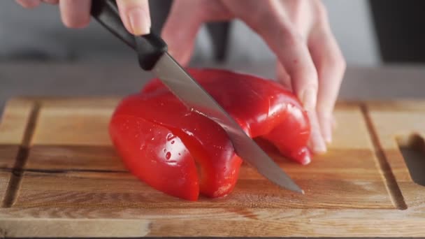 Chef cuts peppers for making vegetable dish — Stock Video