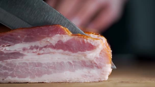 Chef coupe des morceaux de bacon fumé — Video