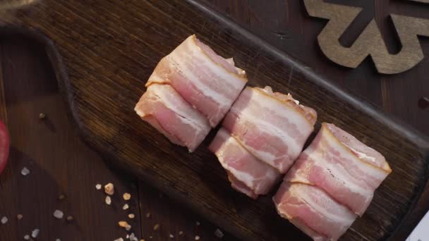 Chef faz rolos com bacon e peito de frango — Vídeo de Stock