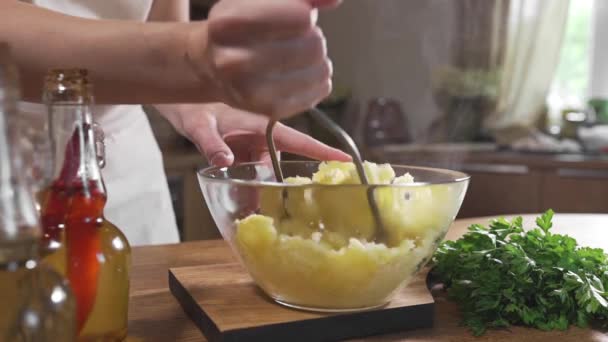 Szef kuchni tłucze ziemniaki w szklanej misce gotowania żywności — Wideo stockowe