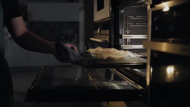 Koch legt Brötchen mit Speck und Hühnchen — Stockvideo