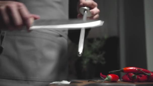 Chef agudiza preparaciones de cuchillos para cocinar alimentos — Vídeos de Stock