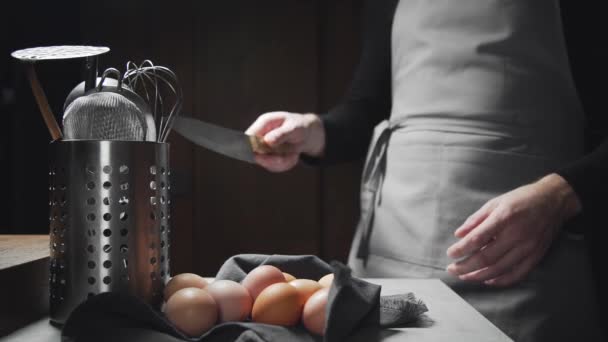 Chef toont bekwaamheid van meesterlijk gebruikend de keuken — Stockvideo