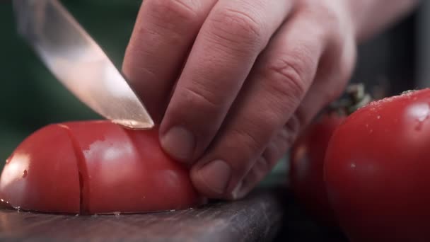 Zavřít záběr kuchař krájí rajčata v kostkách — Stock video