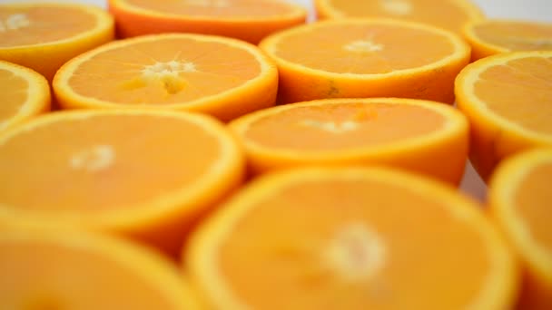 Close-up van gesneden sinaasappelen — Stockvideo