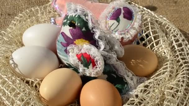 Coloridos huevos de Pascua — Vídeo de stock