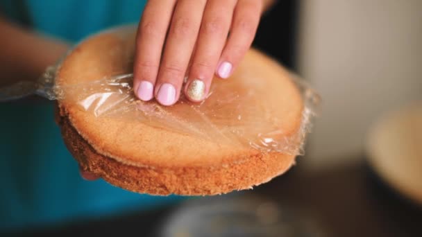 Şekerlemeci yarı pişmiş bisküvi paketini açar — Stok video
