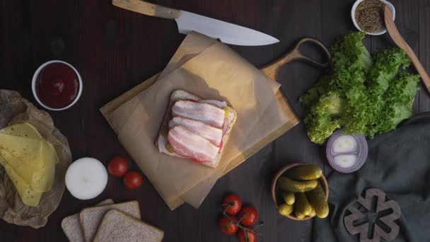 Vlakke lay van het maken van de sandwich met gesneden spek — Stockvideo