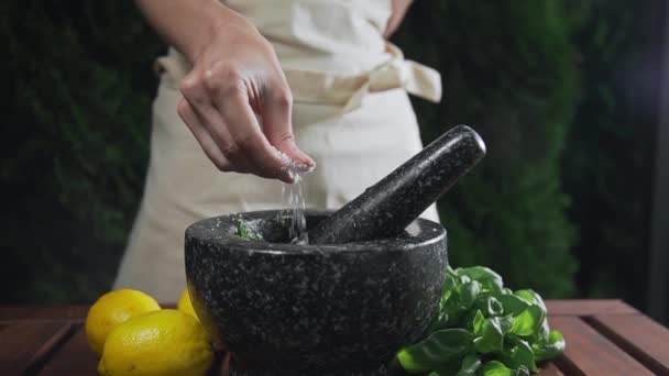 Ama de casa añade sal a la picadora con salsa natural — Vídeo de stock