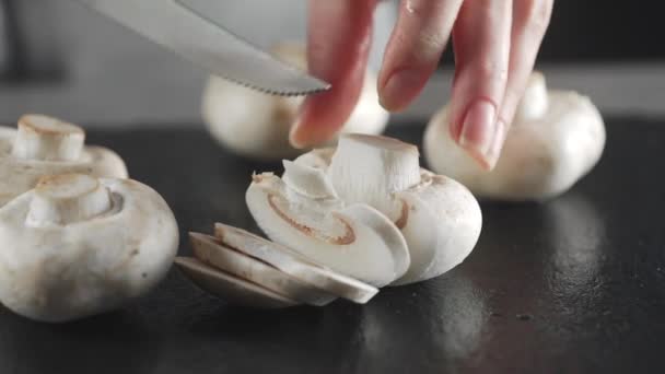 Gospodyni domowa kroi shampignon, sałatkę z grzybami — Wideo stockowe