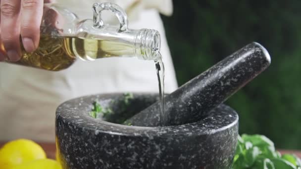 Hausfrau gießt das Olivenöl in die Schüssel — Stockvideo