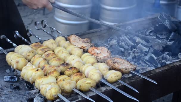 Vlees gegrild op de barbecue — Stockvideo